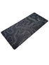 Zwart-witte muismat met abstract topografisch lijnpatroon – strak en modern design
